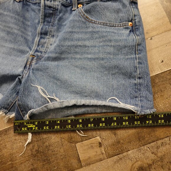 Levi’s 501 Premium Cutoff Denim Shorts Women’s W32 Medium Wash Raw Hem - Picture 8 of 13